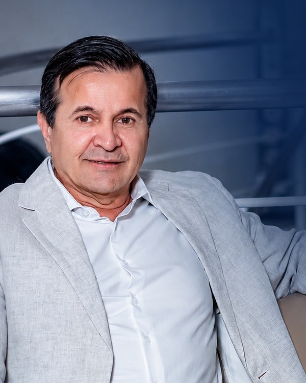 Dr. Arthur Barros